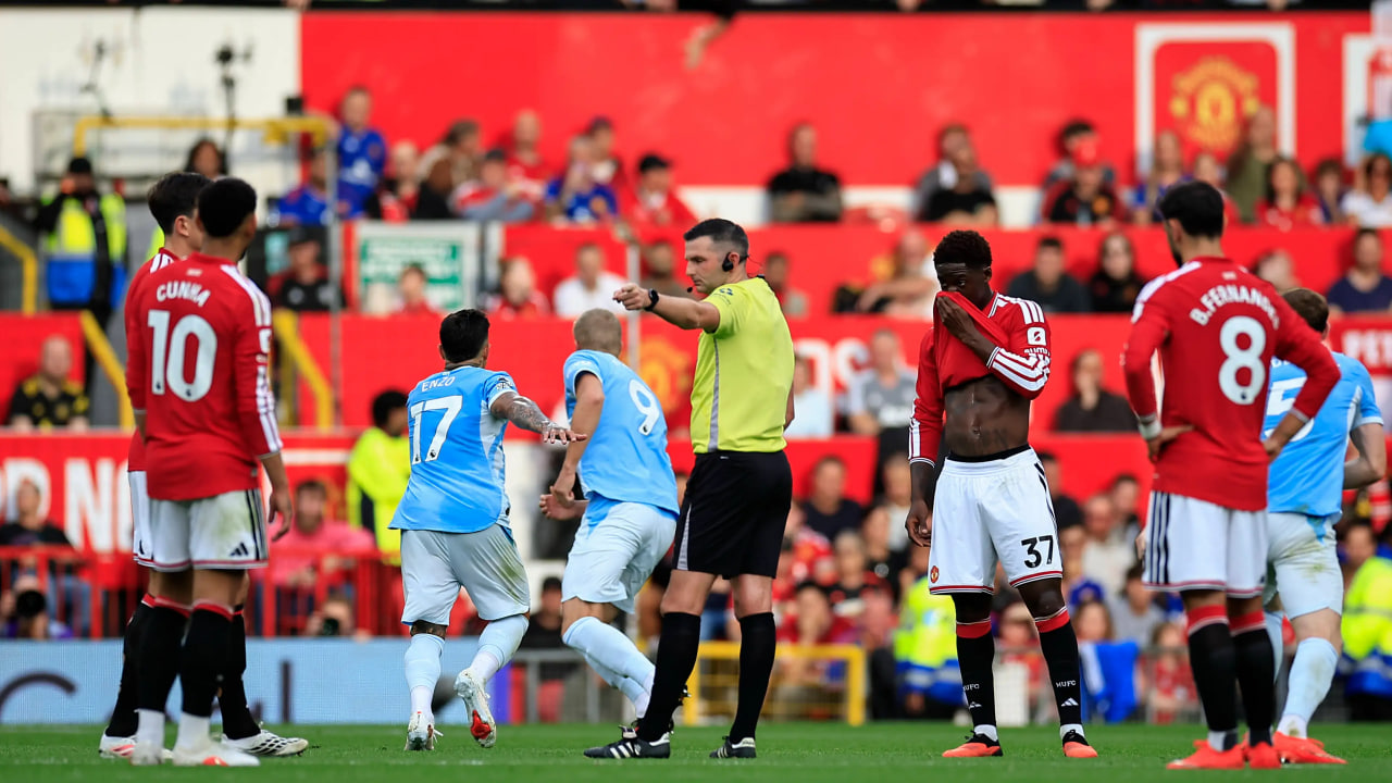 Blunder Fatal di Derby Manchester, Wasit VAR Resmi Diparkir Premier League!